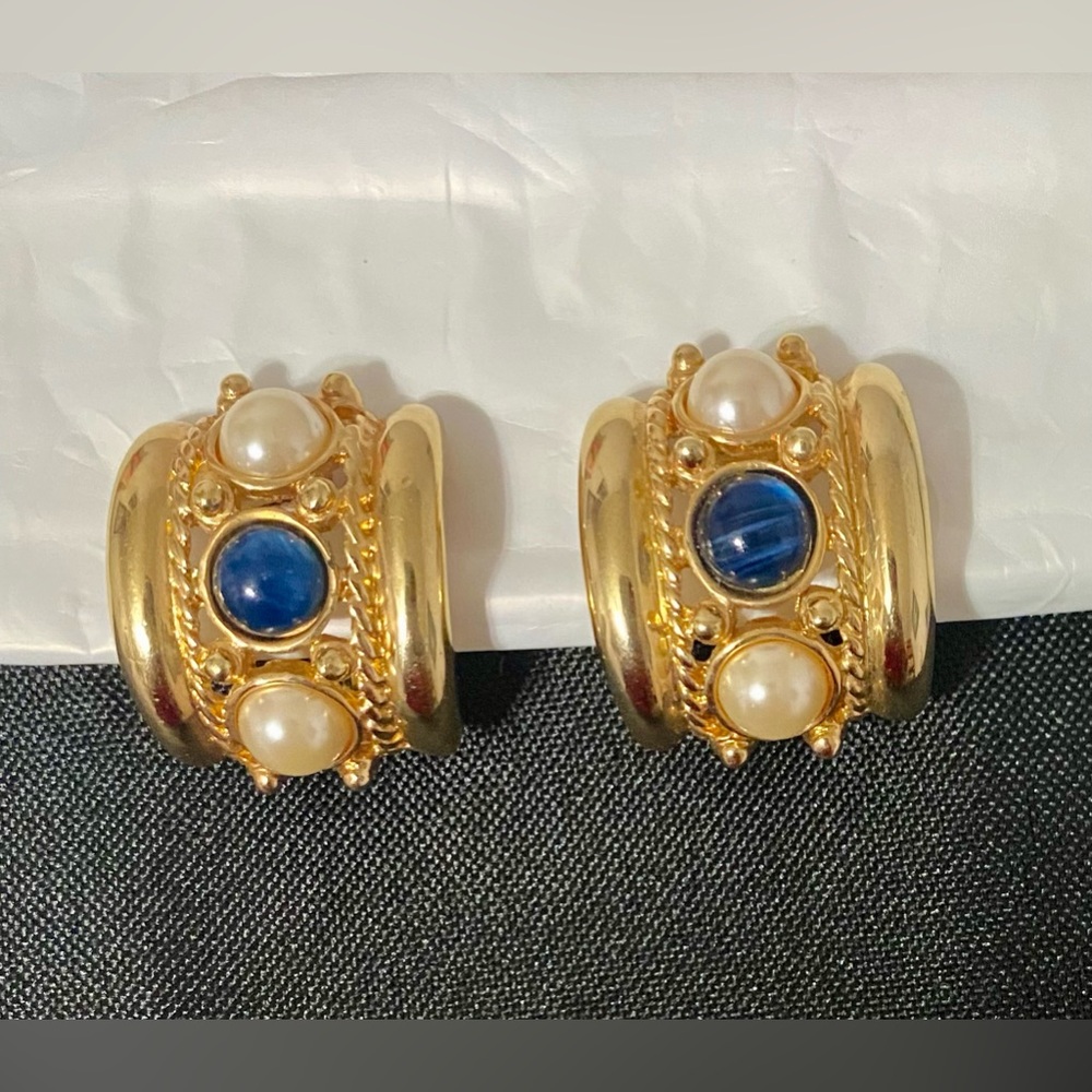 Joan Rivers faux blue and white cabachons clip on earrings